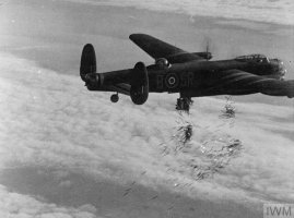 Avro Lancaster NG128 B MkI SR-B Ludford Magna 2.jpg